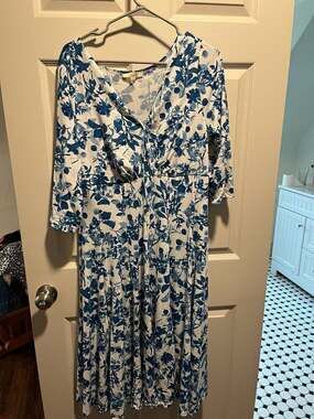 HAANI Woman Blue and White Floral 3/4 Sleeve V-Neck Midi Dress Size 1X